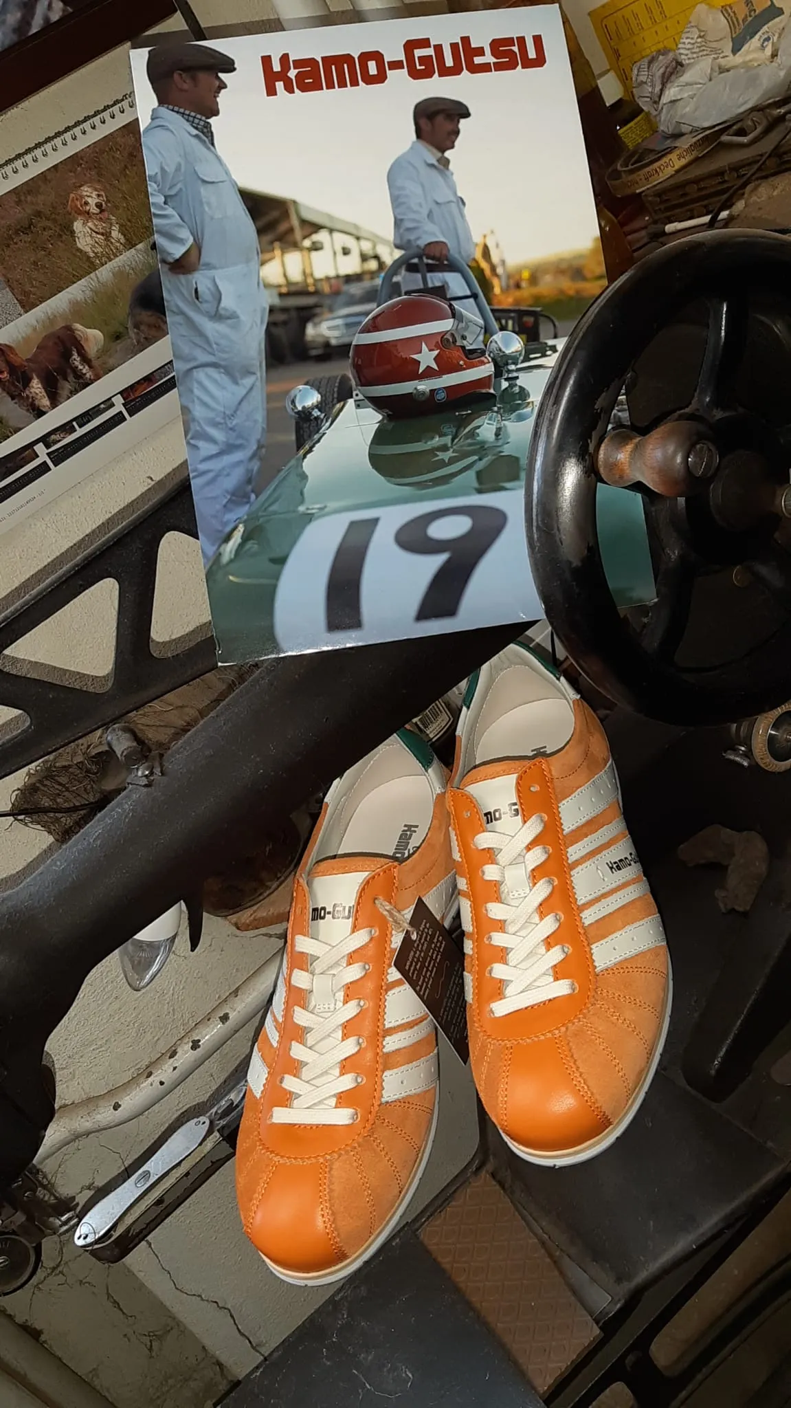 Orangefarbene Kamo-Gutsu Sneaker in handwerklicher Werkstattatmosphäre