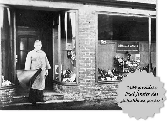 Historische Schwarzweiß-Aufnahme des Schuhhaus Jenster, 1934, mit Meister Paul Jenster vor dem Schaufenster