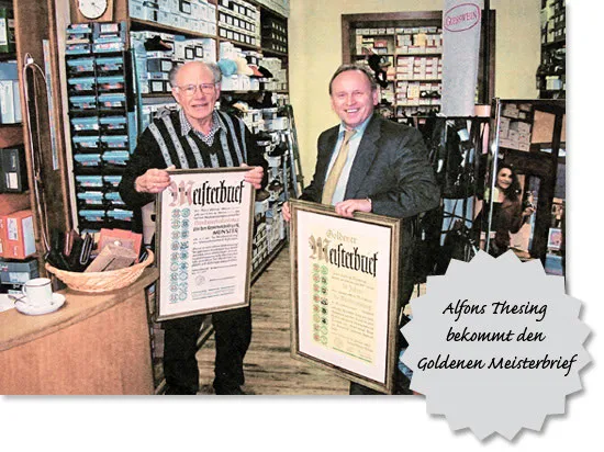 Alfons Thesing erhält 2005 von Bürgermeister Johannes Diks den goldenen Meisterbrief im Ladengeschäft